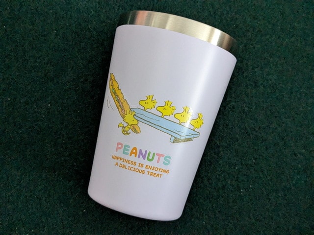 裏面にはウッドストックが並んでホットドッグを運ぶデザイン