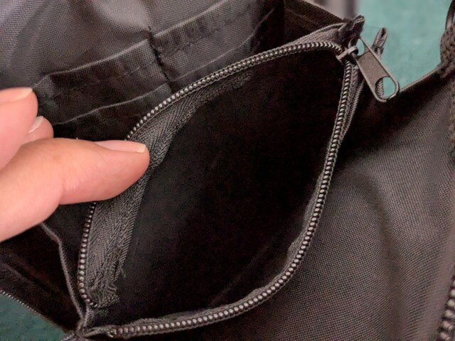 内側のファスナーポケット(小物や貴重品向け)