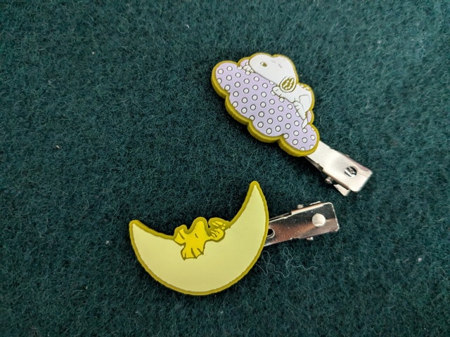 月と雲で眠るスヌーピー&ウッドストックの前髪クリップ2種