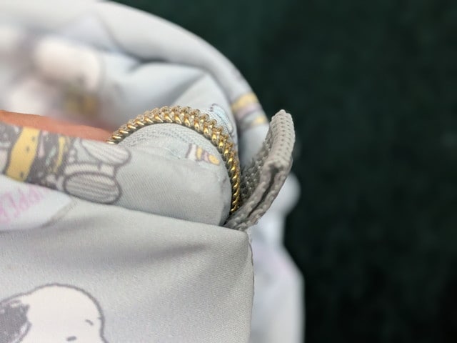 ポーチ開口部のワイヤーフレームのアップ。ガバッと開いて自立しやすい仕様