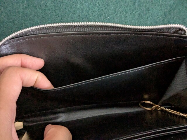 お札やチケットを分けられるマチ付きスペース