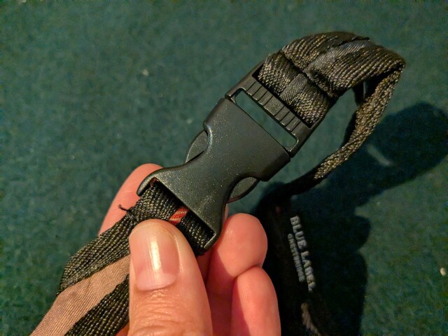 ボトルケースのバックル付きストラップ