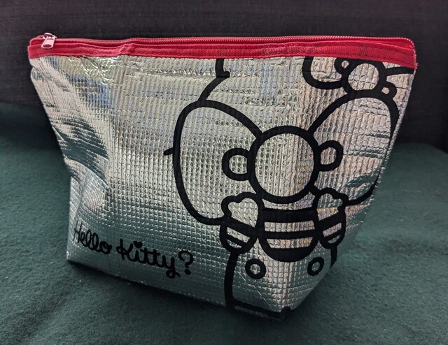 シルバーのHELLO KITTY保冷バッグ