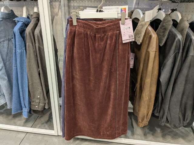 赤の撥水ベロアパイピングナロースカート