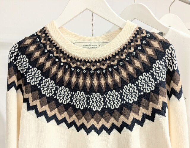 ペプラムニットプルオーバーの首元部分