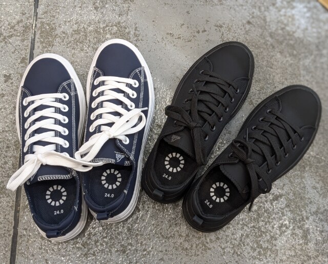 2色のスニーカー