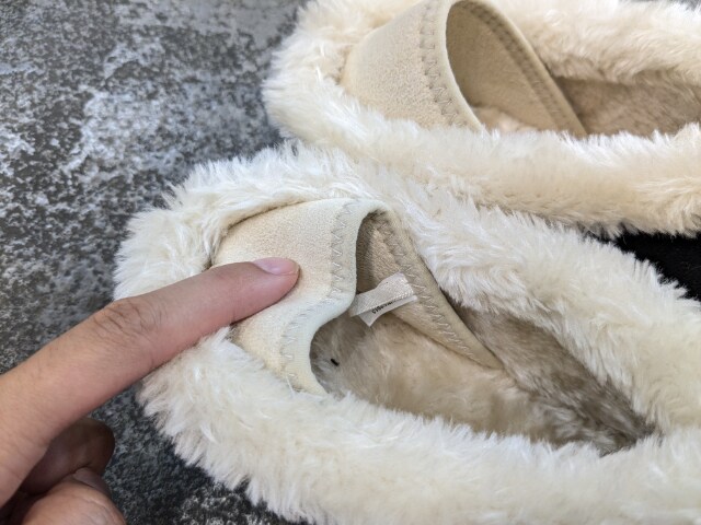 かかとが踏めるむムートン風シューズのかかと部分