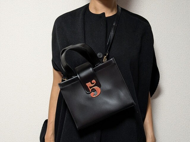 トゥエンティーズショルダーバッグ肩掛けしたところ