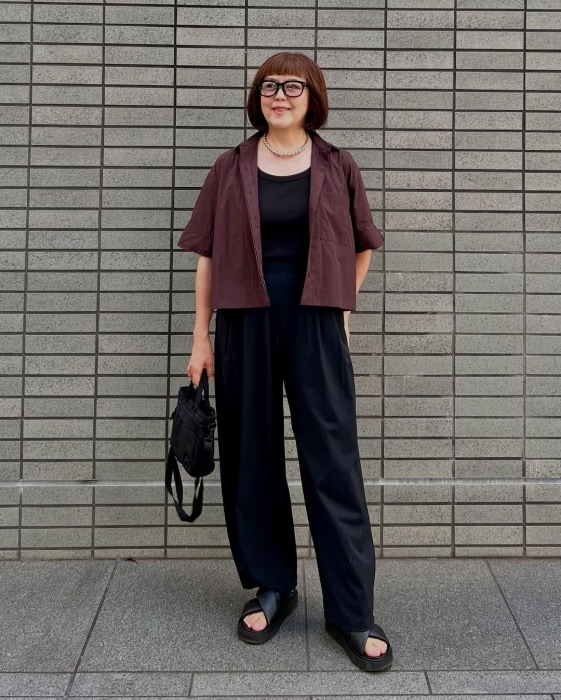 UNIQLOのダークブラウンの「ナイロンボクシーショートシャツ/5分袖」