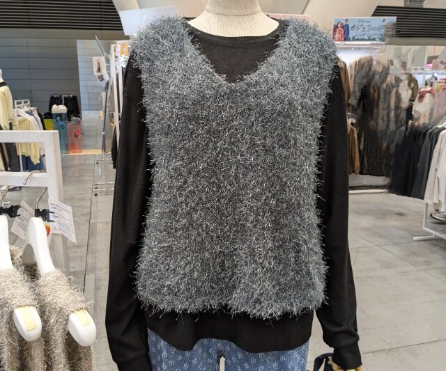 ラメシャギーニットベストを着用したマネキン