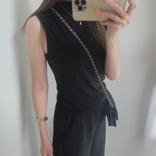 GUのブラックの「ボトルネックT(ノースリーブ)」