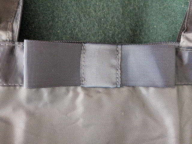 PLSTリボン付きトートバッグのジップ付き開閉部分