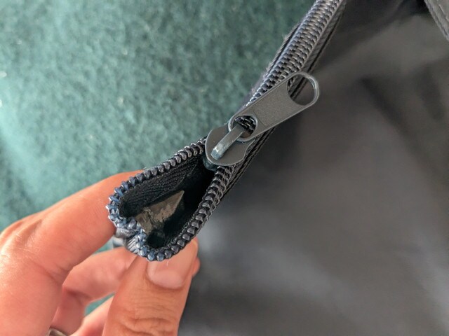 PLSTトートバッグの内ポケットとブランドタグ