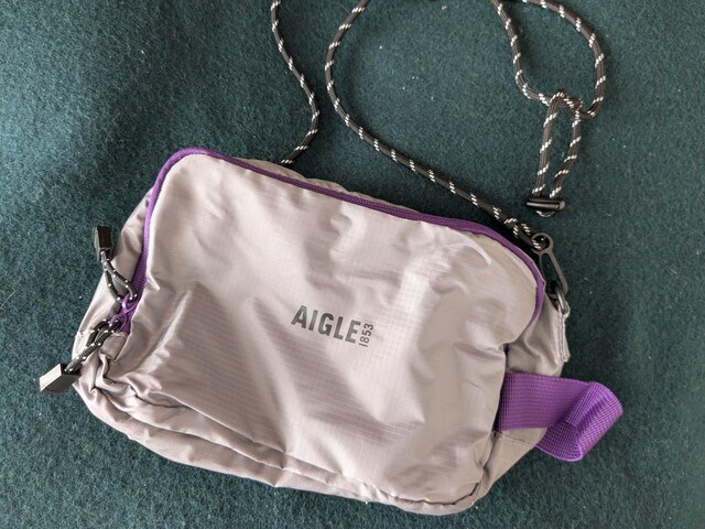 AIGLE ダブルジップポーチの外観（フロント全体）