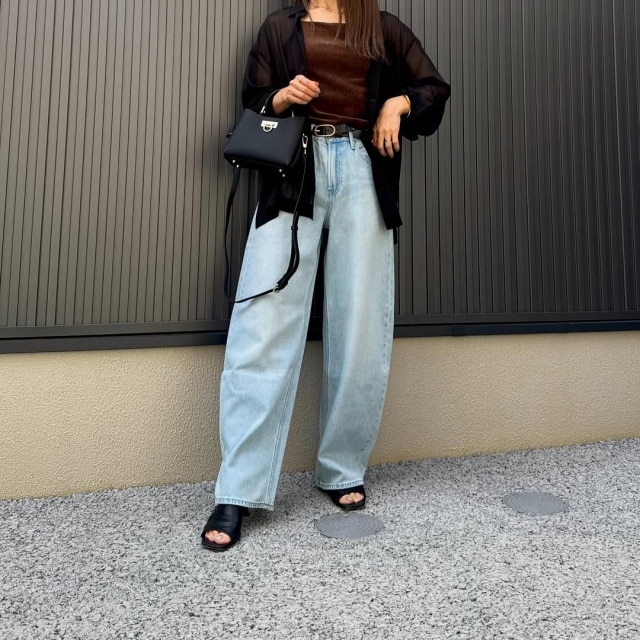 UNIQLOのブラックの「シアーシャツ」