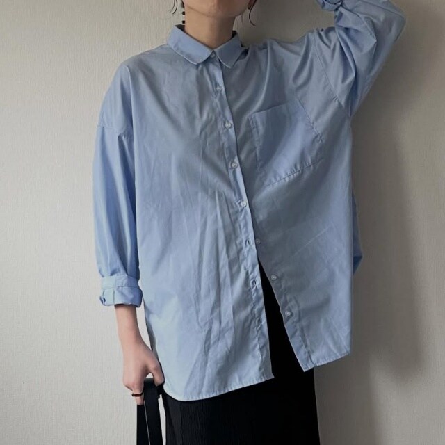 UNIQLOのブルーの「コットンシャツ」