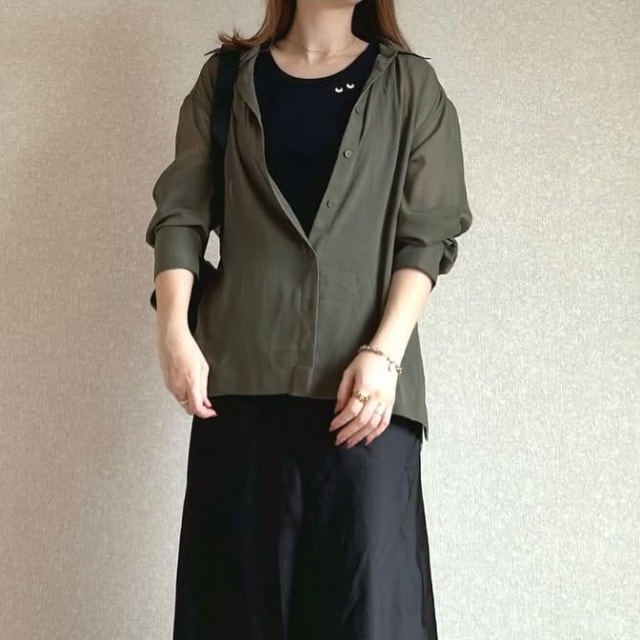 UNIQLOのオリーブの「シアーシャツ」