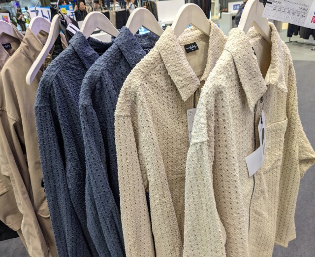 他の色のデザインメッシュジャガードジップシャツ