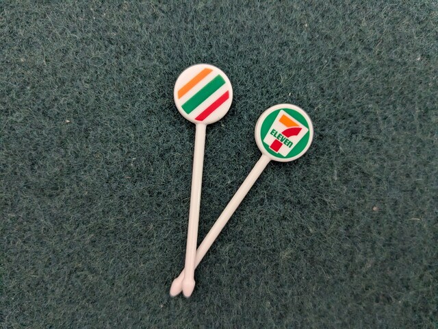 セブン‐イレブンロゴ入りのピック2本