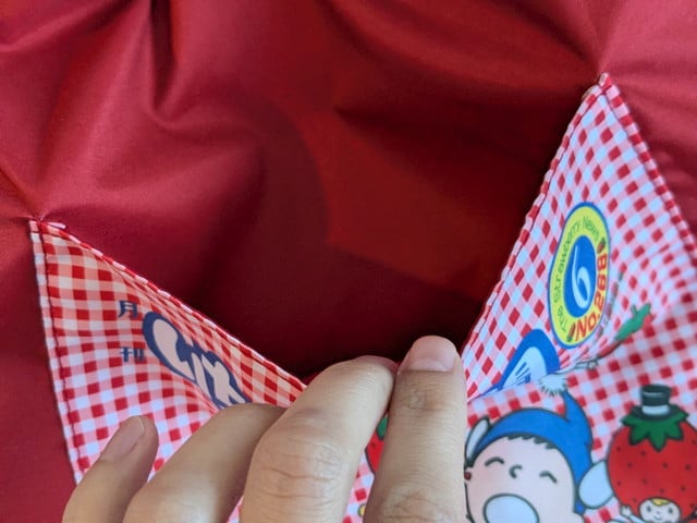 いちご新聞がすっぽり入る大きな内ポケット