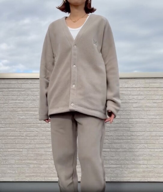 ベージュのフリースオーバーサイズカーディガンとフリースワイドパンツを着たコーデ