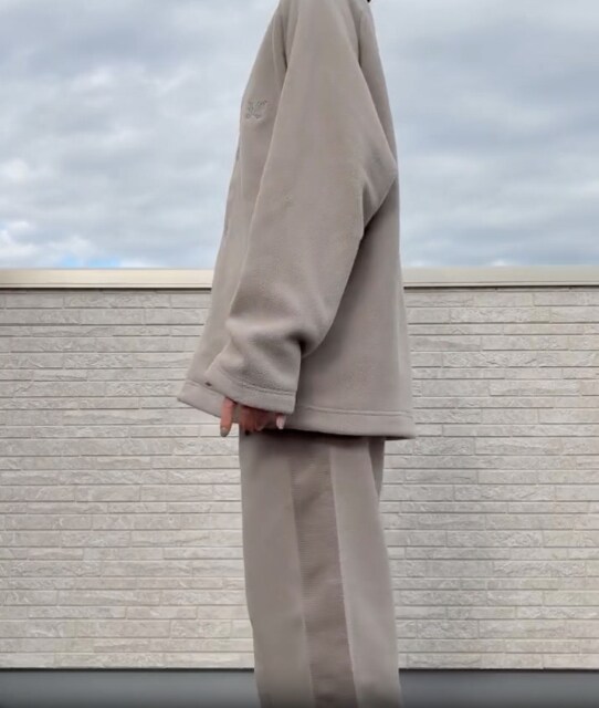 ベージュのフリースオーバーサイズカーディガンとフリースワイドパンツを着たコーデの横側