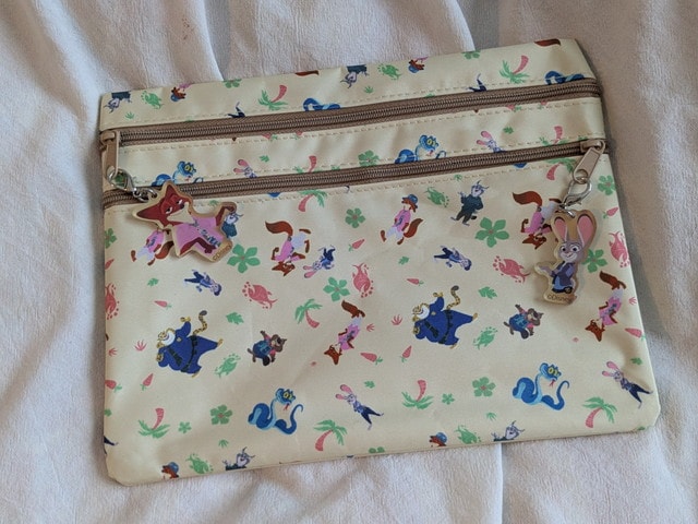 ポーチ正面 ダブルファスナー仕様とチャーム付き