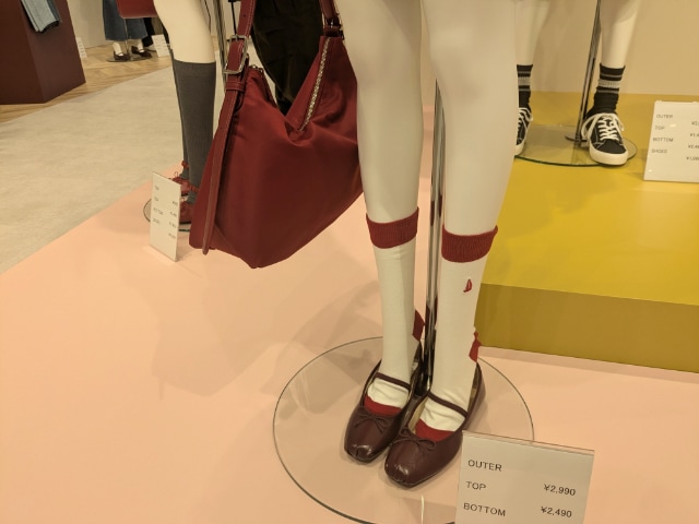 マネキンが着用する赤のスクエアトゥシューズ