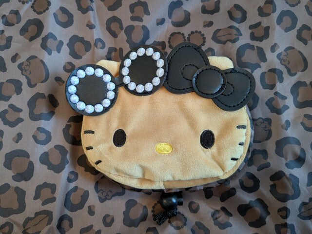 日焼けキティのぬいぐるみアップ（パールサングラスとリボンのディテール）