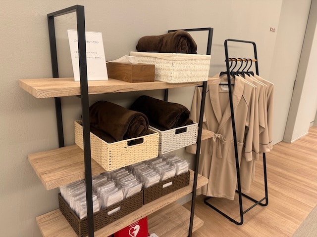 クレアージュ東京 検査着とタオルの用意（ロッカールーム）