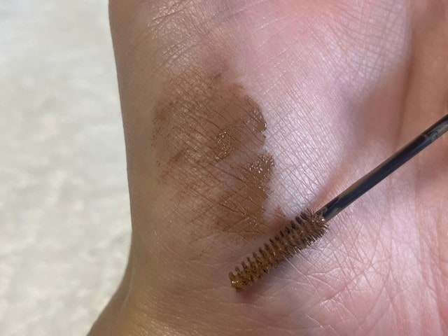 セザンヌ 極細アイブロウマスカラ ブラシとスウォッチ