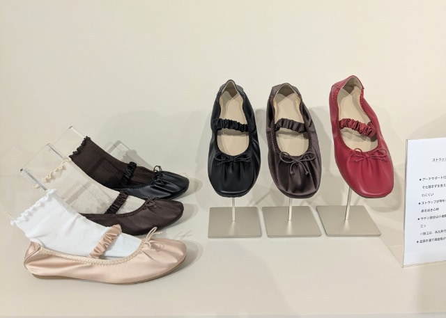ストラップバレエスニーカーの展示