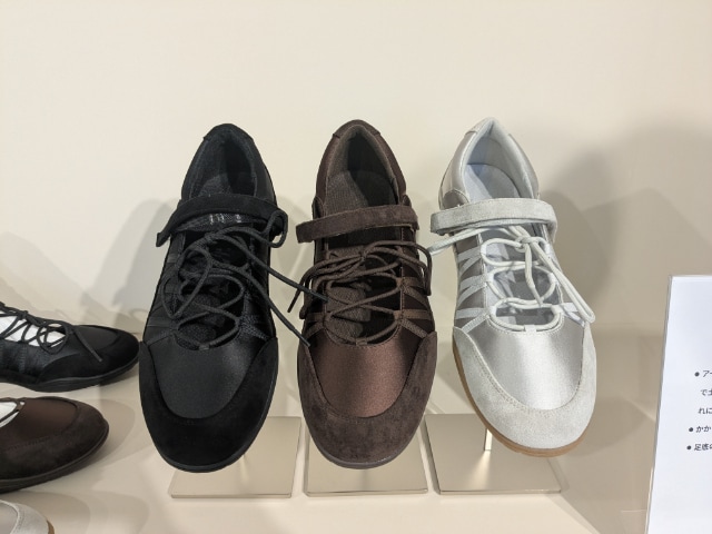 レースアップバレエスニーカーの展示