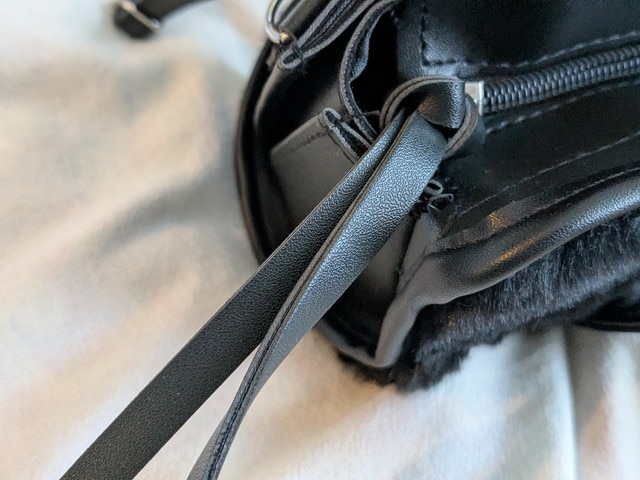 取り外し可能なショルダーストラップとファスナー引き手