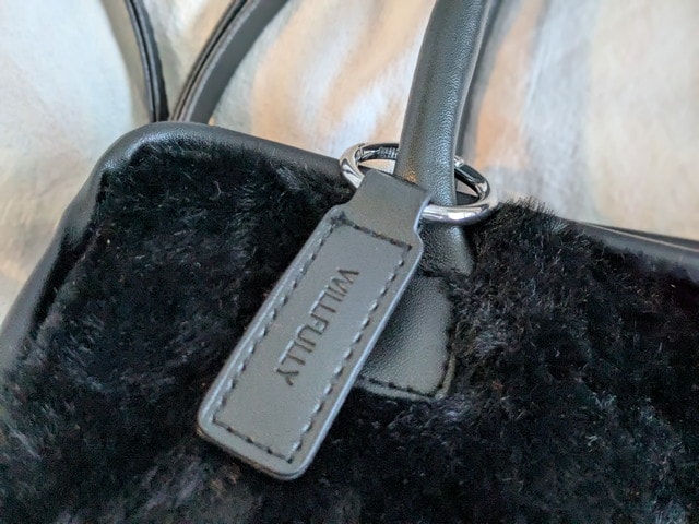 ブランドロゴを型押しした合皮タグとリング