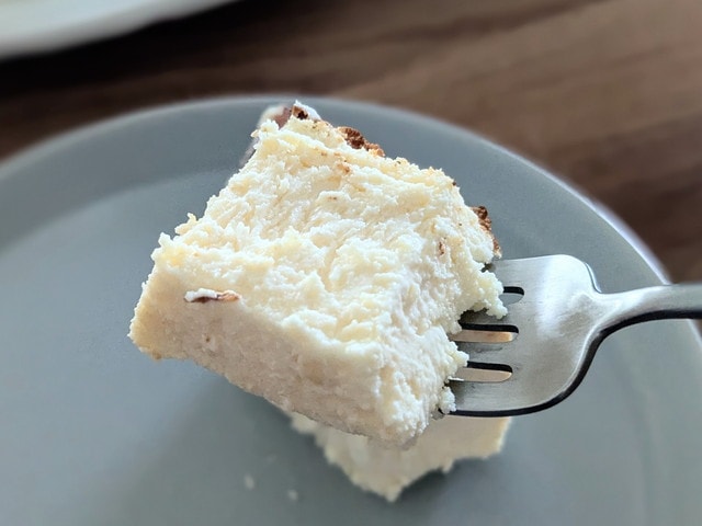 フォークですくったガトーフロマージュのなめらかな質感