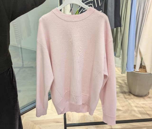 ピンクのスウェットライクニットオーバーサイズプルオーバー