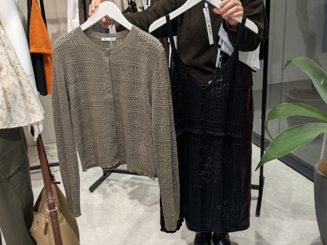 透かし編みカーディガンと透かし編みニットキャミソールチュニック