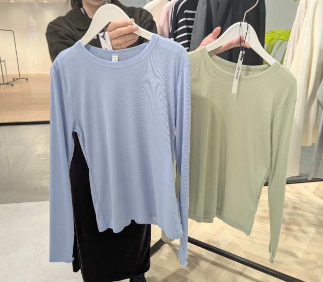 ブルーとグリーンのソフトシアークルーネックT