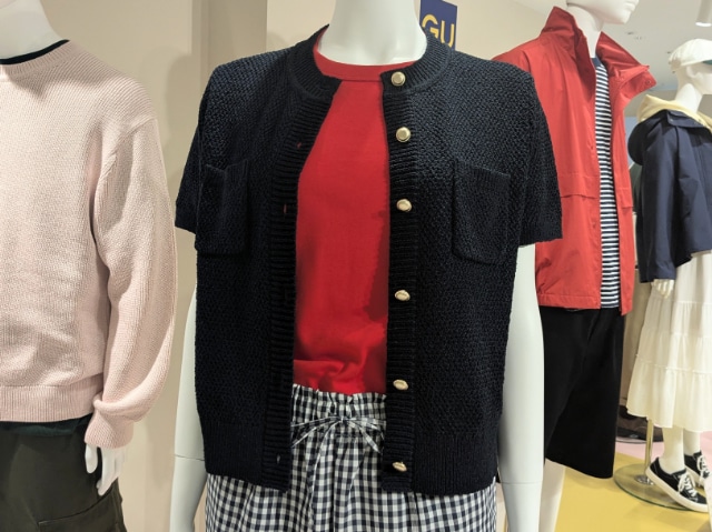 半袖のニットカーディガンを着たマネキン