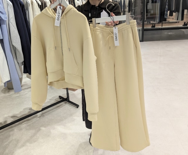 パフスウェットフルジップパーカーとパフスウェットバギーパンツ