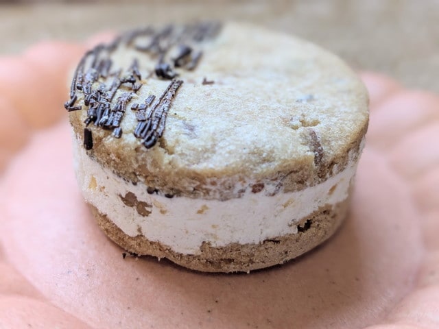 そいばたーさんどのアップ（黒豆入りクッキーとソイバタークリームの層）