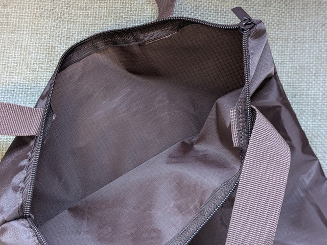 Coleman ジップつきトートバッグ ファスナーを開けた内側の様子