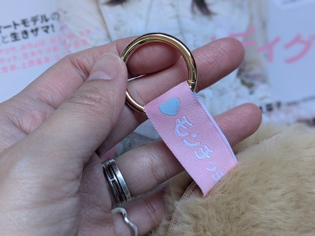 モンチッチ フェイスポーチチャーム ゴールドリングとタグのアップ