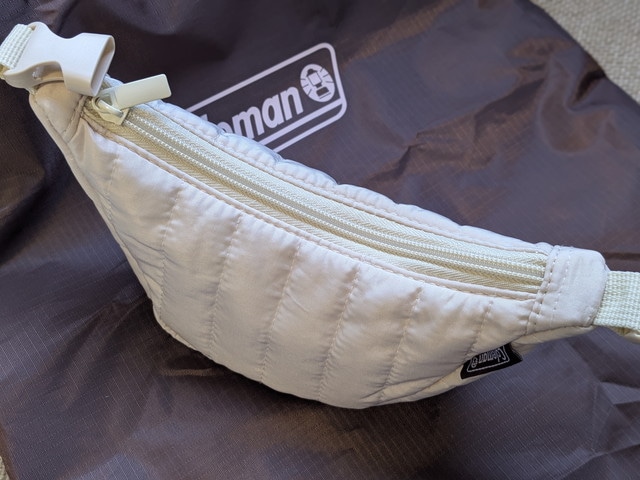 クロワッサン形ポーチチャーム キルティング風素材とファスナー