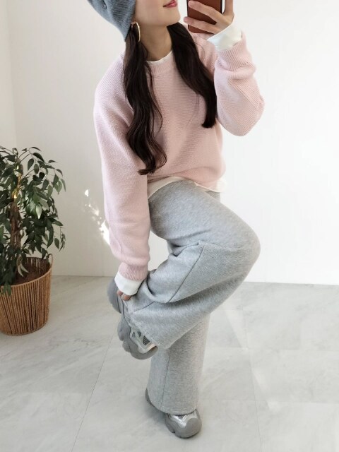 ピンクのリリヤーンクルーネックセーターとスウェットのコーデ