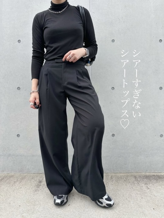 GU「ソフトシアーハイネックT(長袖)」