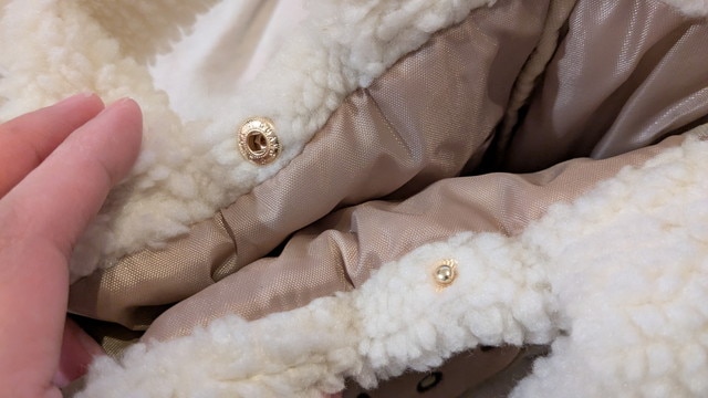 開口部はスナップボタン