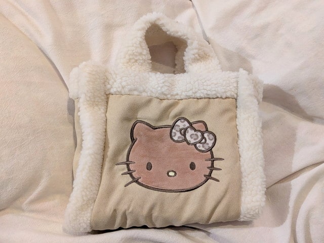 2度見の可愛さ♡ハローキティーのフェイクムートンバッグが登場