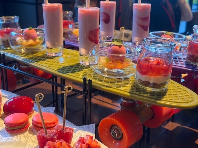 渋谷カルチャー×いちごの饗宴。ホテルインディゴ東京渋谷の“スケートボード”で楽しむストロベリーアフタヌーンティー